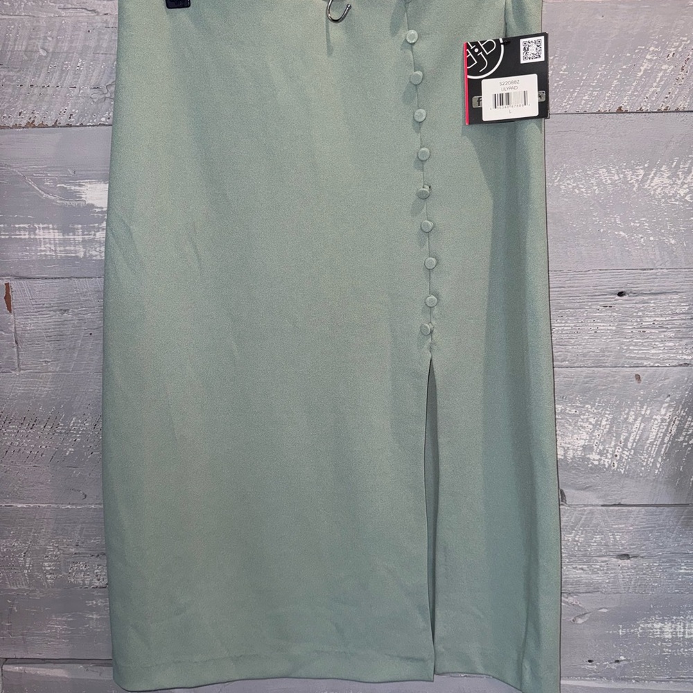 Gorgeous new light green dress with slit
